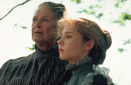 Marilla (Colleen Dewhurst) and Anne (Megan Follows) eventually become close, despite their differences